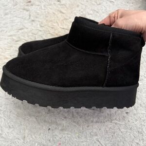 Womens black boots faux fur Size 9 (from Amazon)